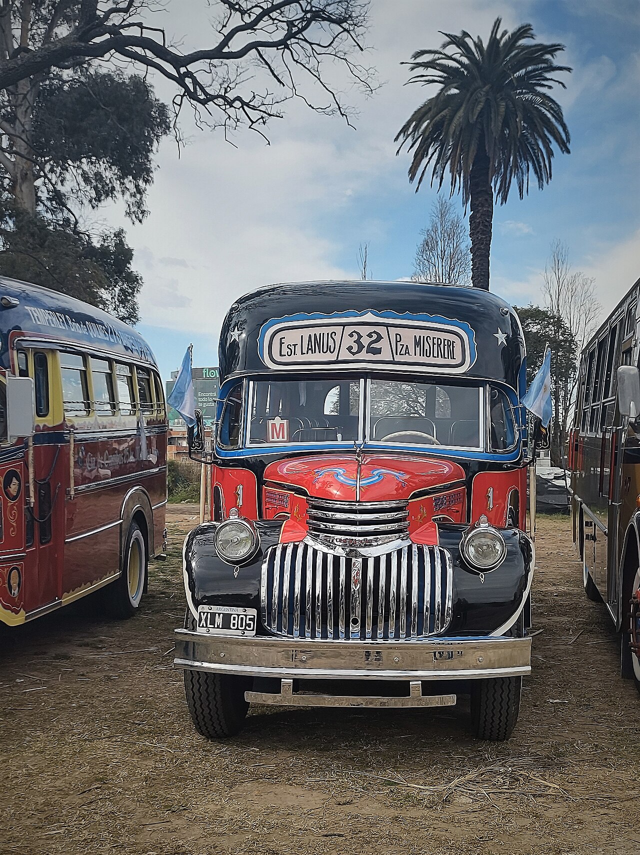 A restored 1946 Chevrolet colectivo of line 32, nicknamed 'sapito', with a rounded green-and-cream body, in Buenos Aires.