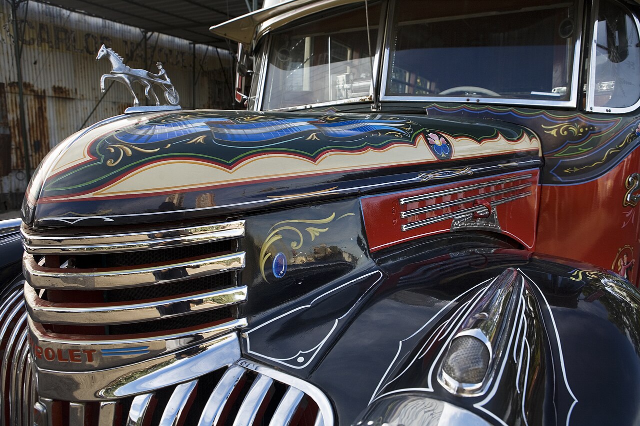 A restored 1947 Chevrolet colectivo of the former line 149, with rounded body and colored bands, on a Buenos Aires street.