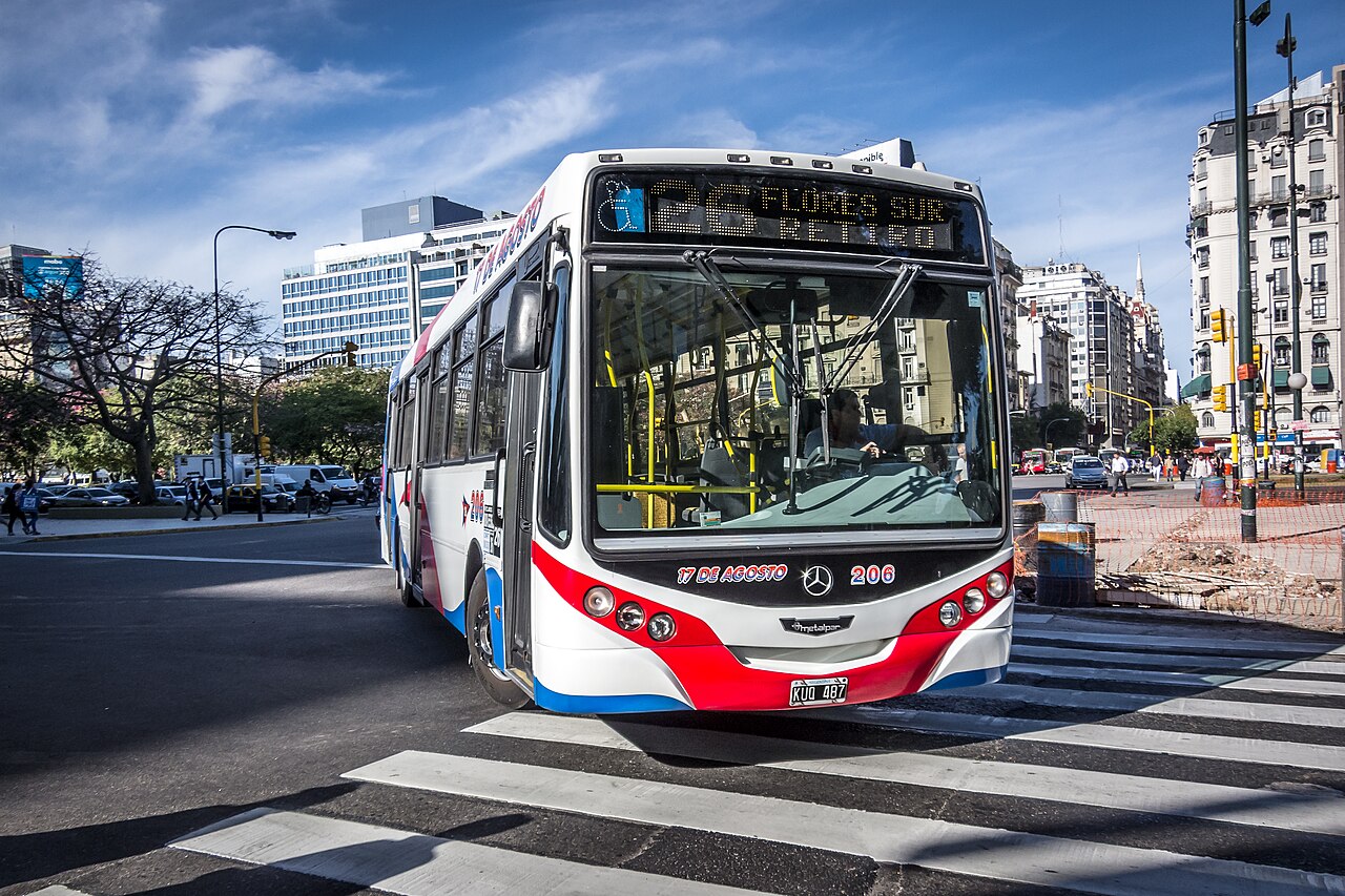 A modern Buenos Aires colectivo of line 26, flat-fronted, with a Metalpar Iguazú body on a rear-engine Mercedes-Benz OH chassis.