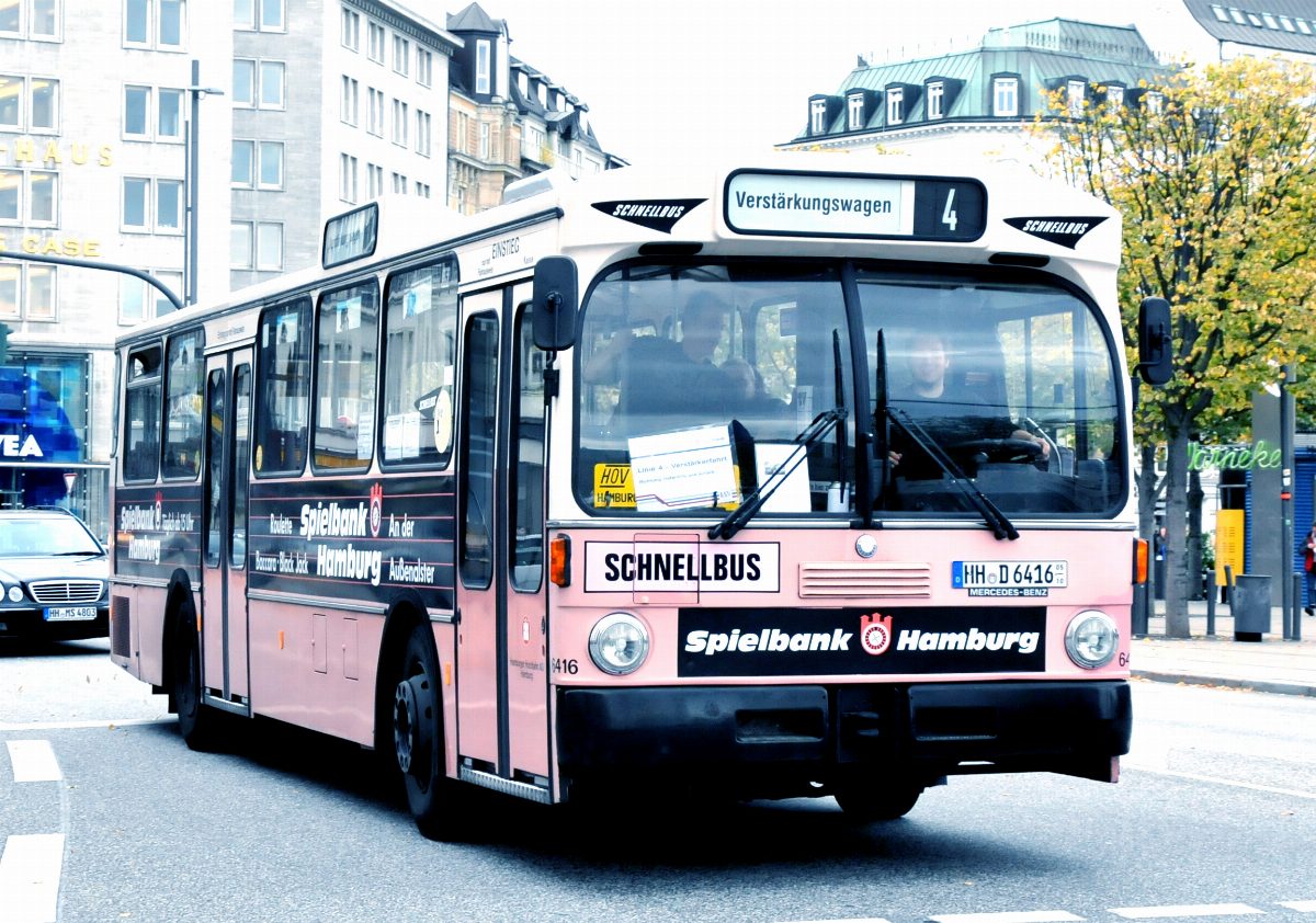 A Mercedes-Benz O305 VÖV standard city bus in Hamburger Hochbahn livery