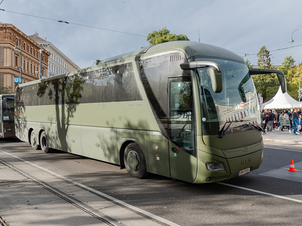 A current-generation MAN Lion's Coach R08 touring coach.