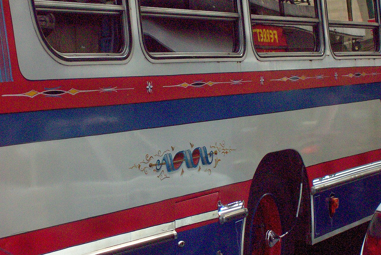 Modern fileteado painting on a Buenos Aires colectivo, with vivid colors and ornate detail.