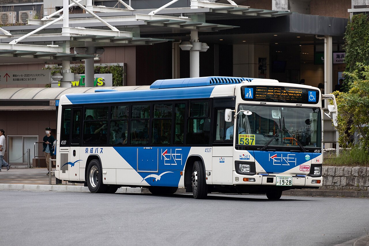 A current-generation Hino Blue Ribbon city bus operated by Keisei Bus in Japan.