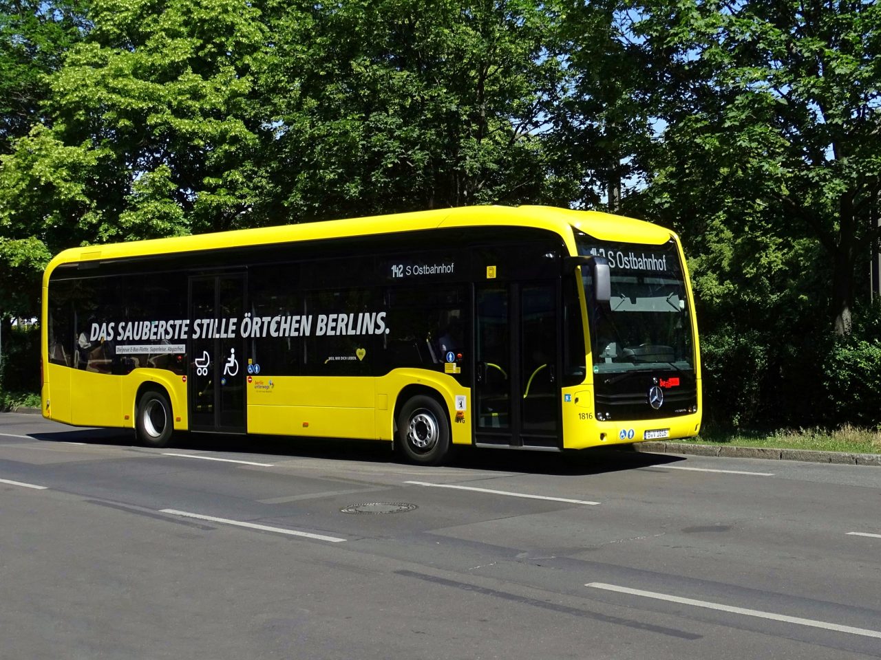 A battery-electric Mercedes-Benz eCitaro in Berlin BVG livery