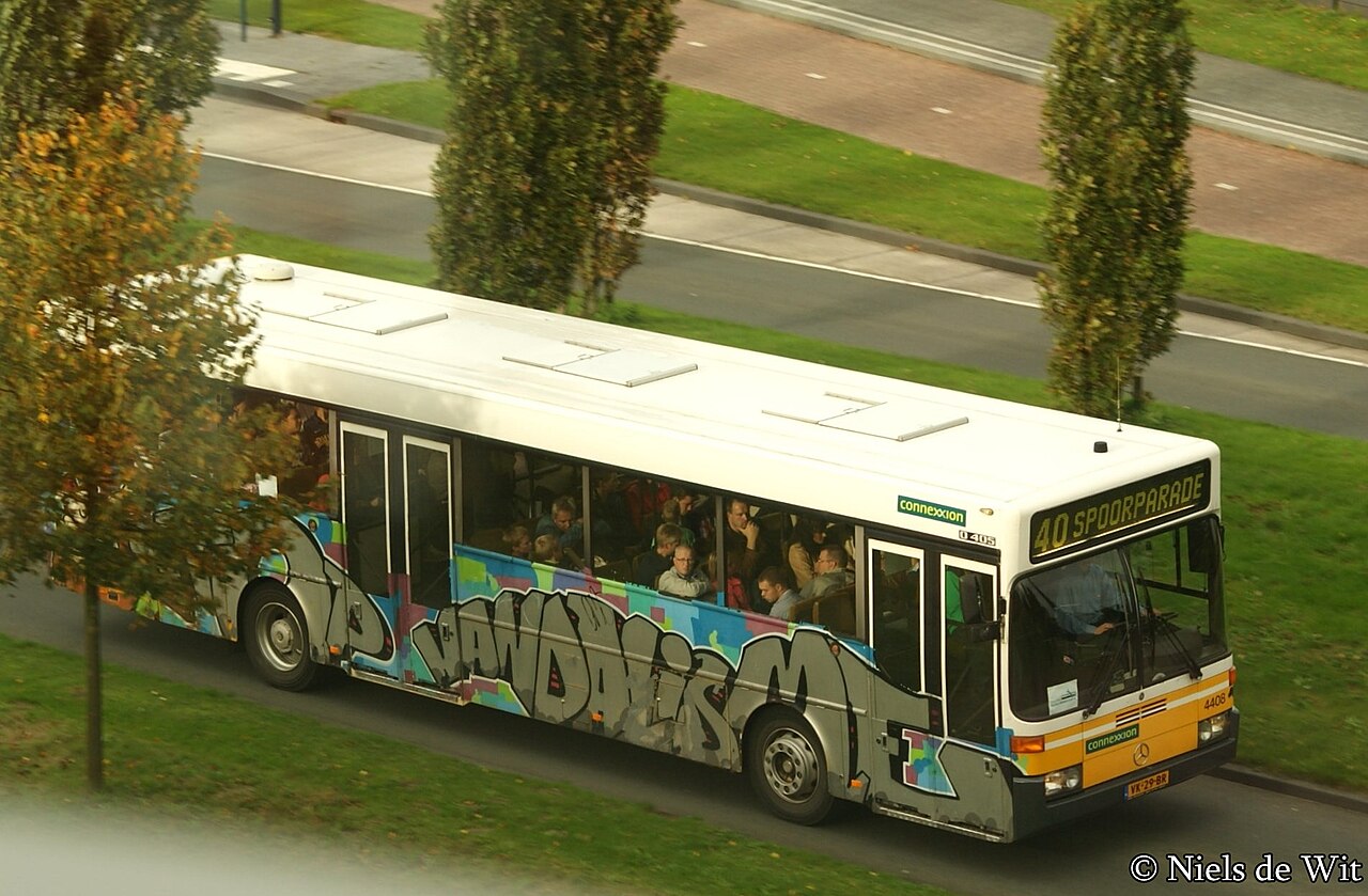A 1990 Mercedes-Benz O 405 city bus