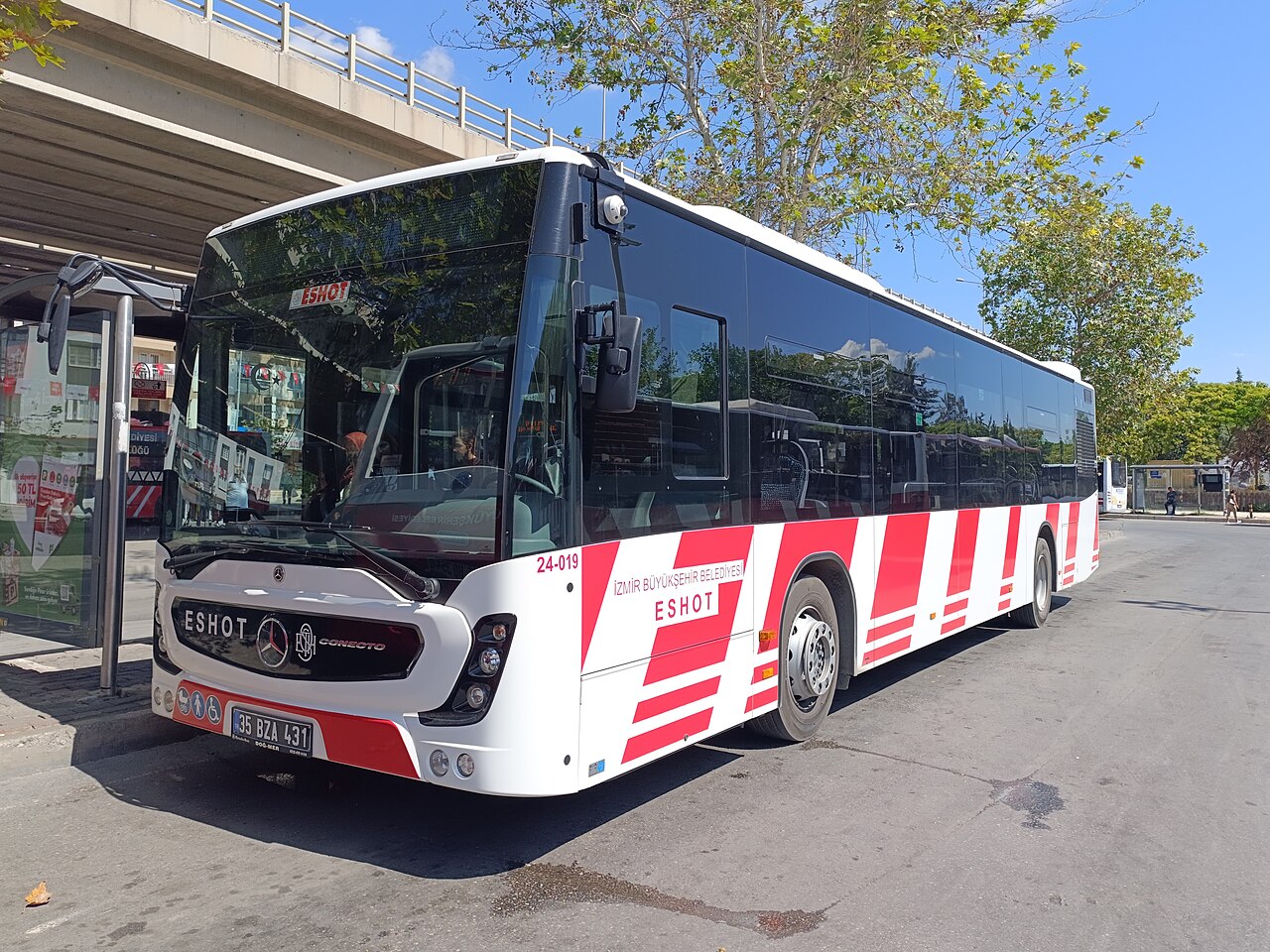 A Mercedes-Benz Conecto in the Eshot fleet of İzmir, Turkey.