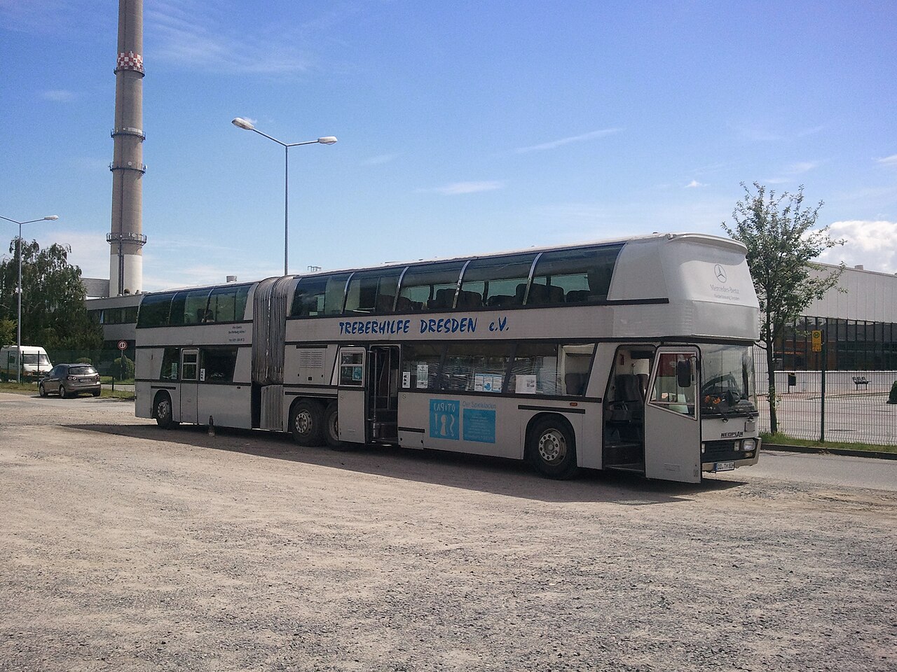 The door side of a Neoplan Jumbocruiser, showing its full 18-metre two-deck articulated length