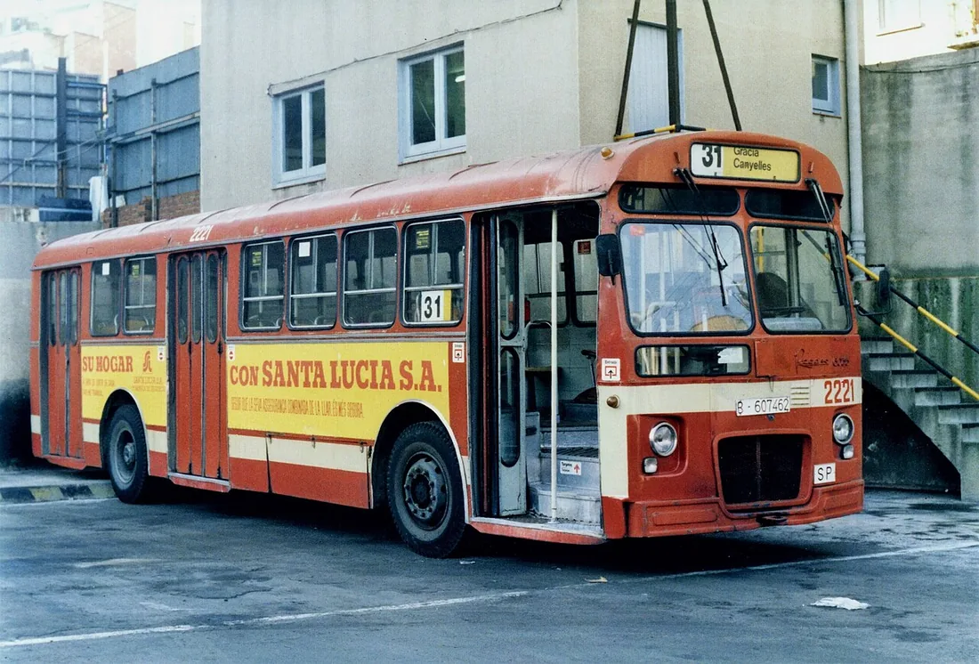 A Pegaso 6035 bus, number 2221 of Transports de Barcelona, inside the Borbón depot in 1988.