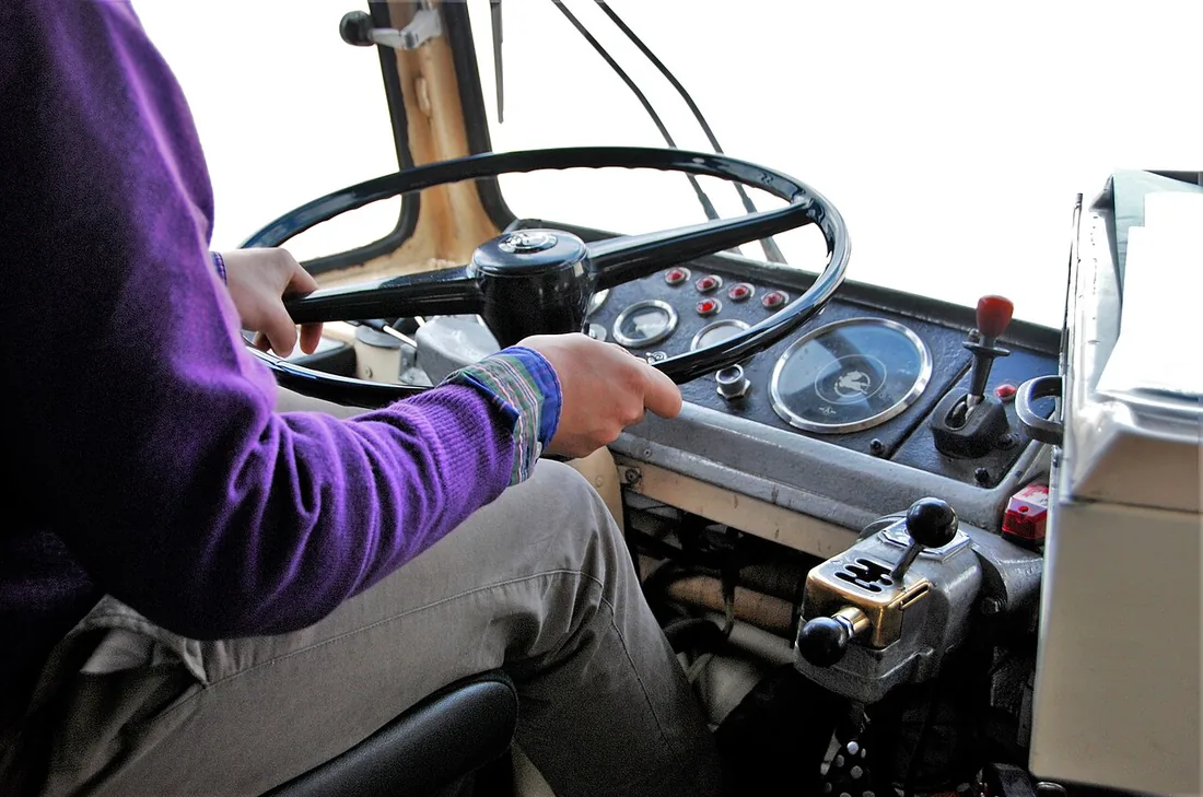 The driver's position of a Pegaso 6035-A articulated bus, showing the steering wheel, dashboard and the Wilson semi-automatic gear selector lever to the right.