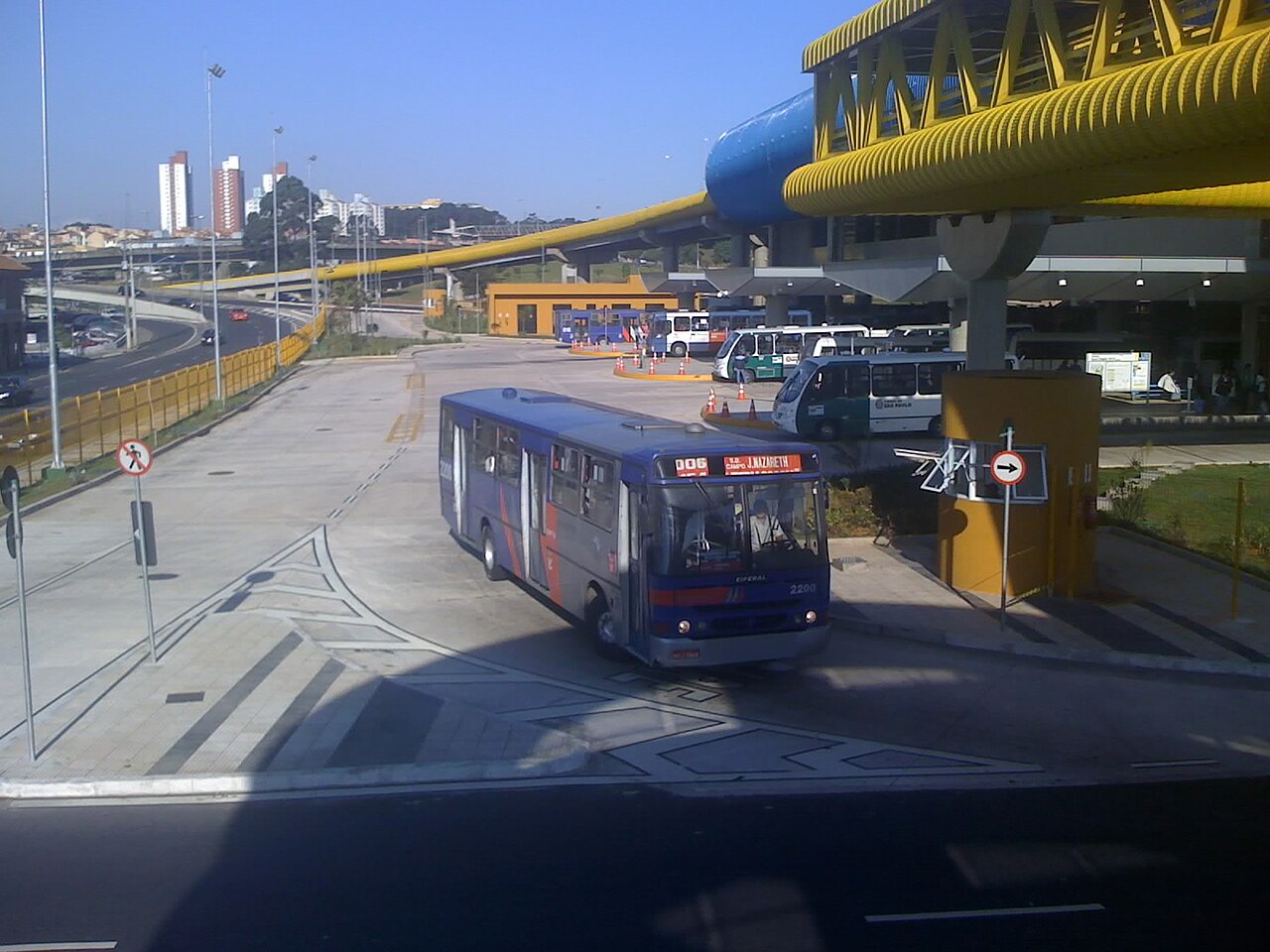 A São Paulo Expresso Tiradentes BRT bus at Terminal Sacomã on a dedicated bus corridor