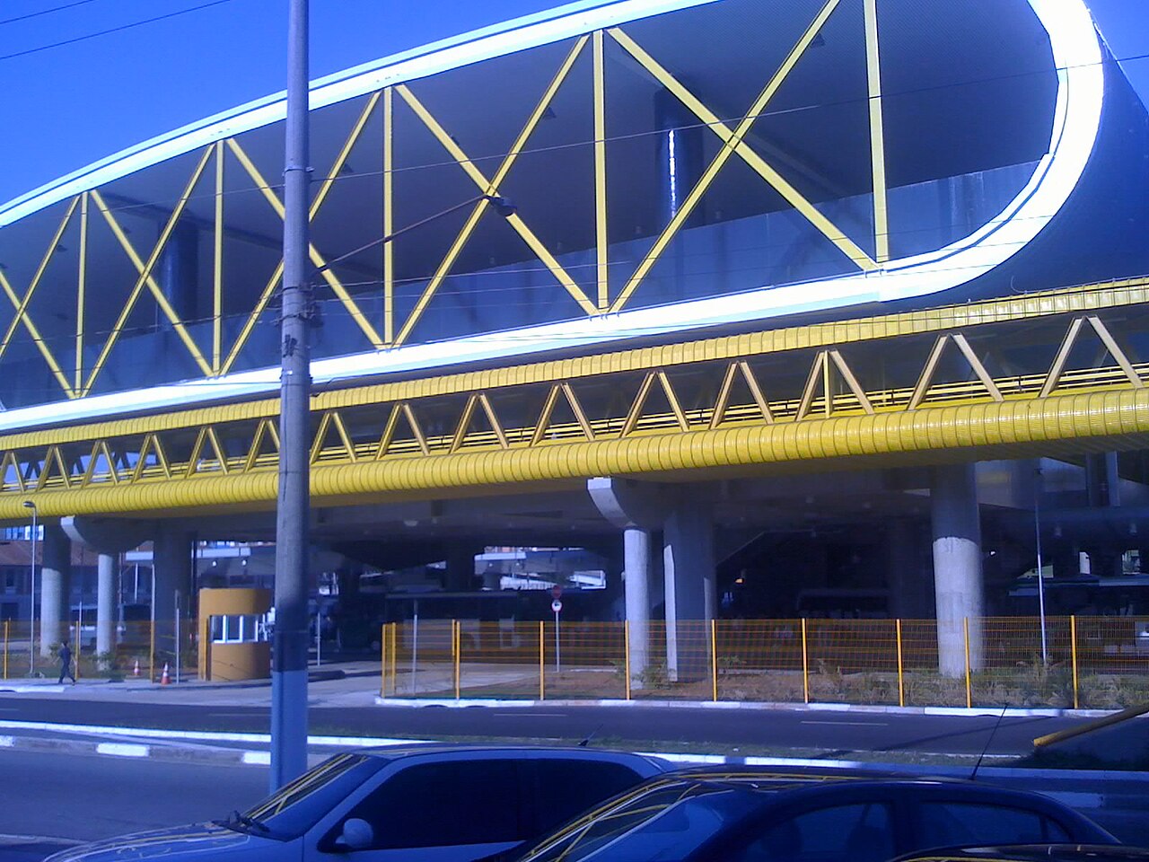 A São Paulo Expresso Tiradentes BRT bus at Terminal Sacomã on a dedicated bus corridor