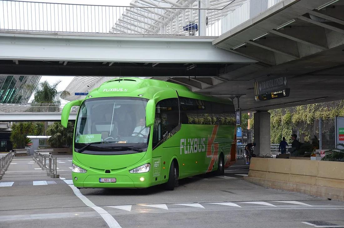 A FlixBus-liveried Irizar i6 coach at Nice Côte d'Azur airport.