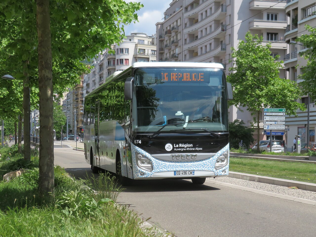 An Iveco Crossway Evadys mid-floor coach arriving at a French stop