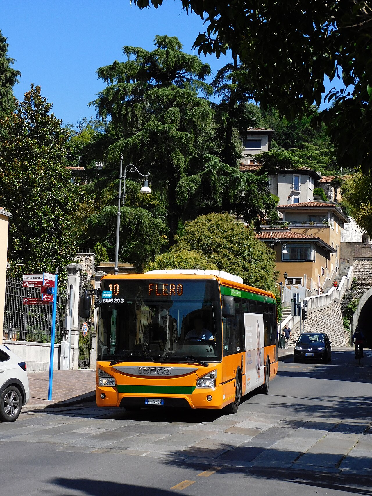 An Iveco Bus Urbanway low-floor city bus in Arriva Italia livery at a city stop