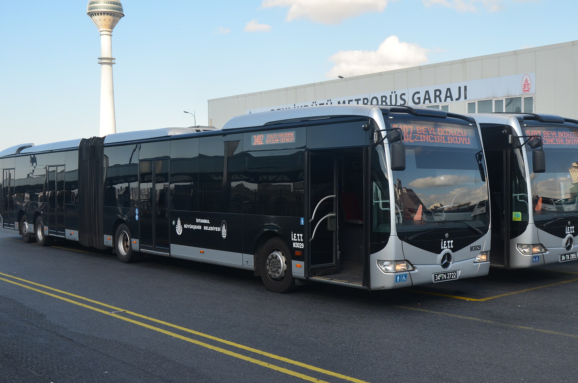 A silver Mercedes-Benz CapaCity articulated bus in İETT Metrobüs service in Istanbul