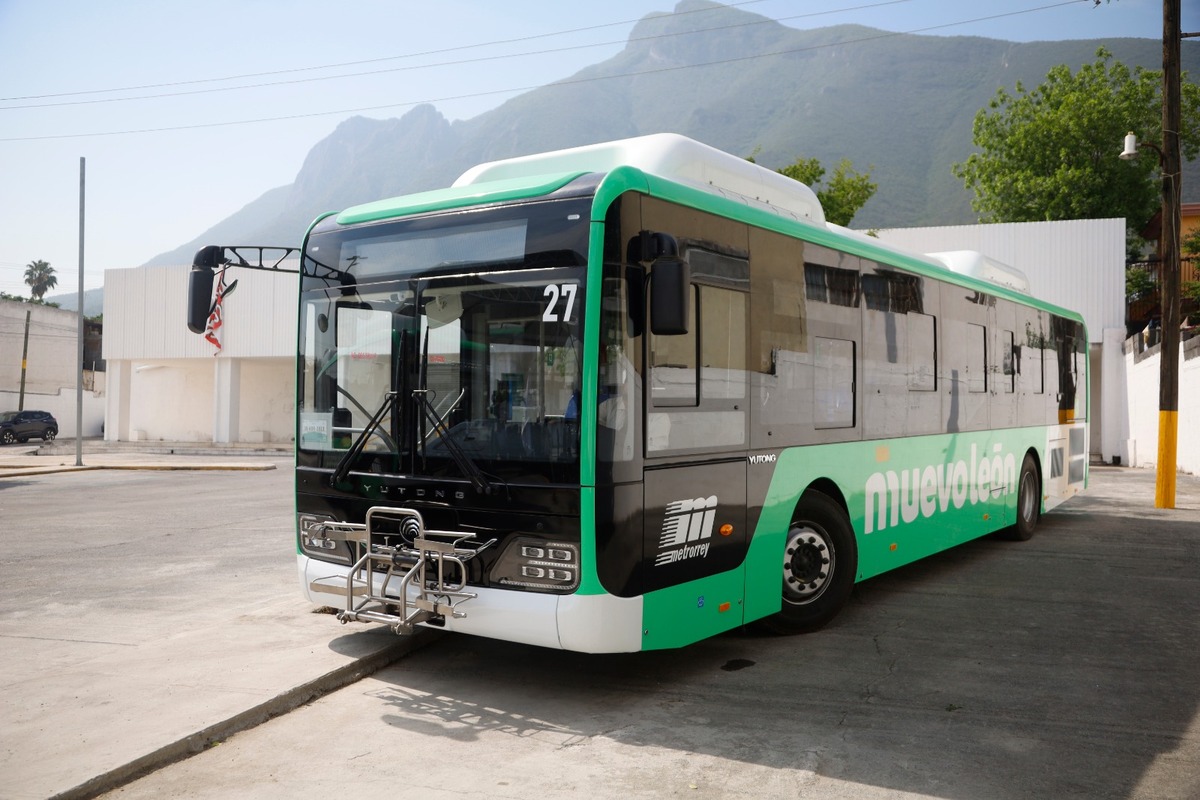 A green and white Yutong ZK6128HG city bus in Monterrey, Mexico.