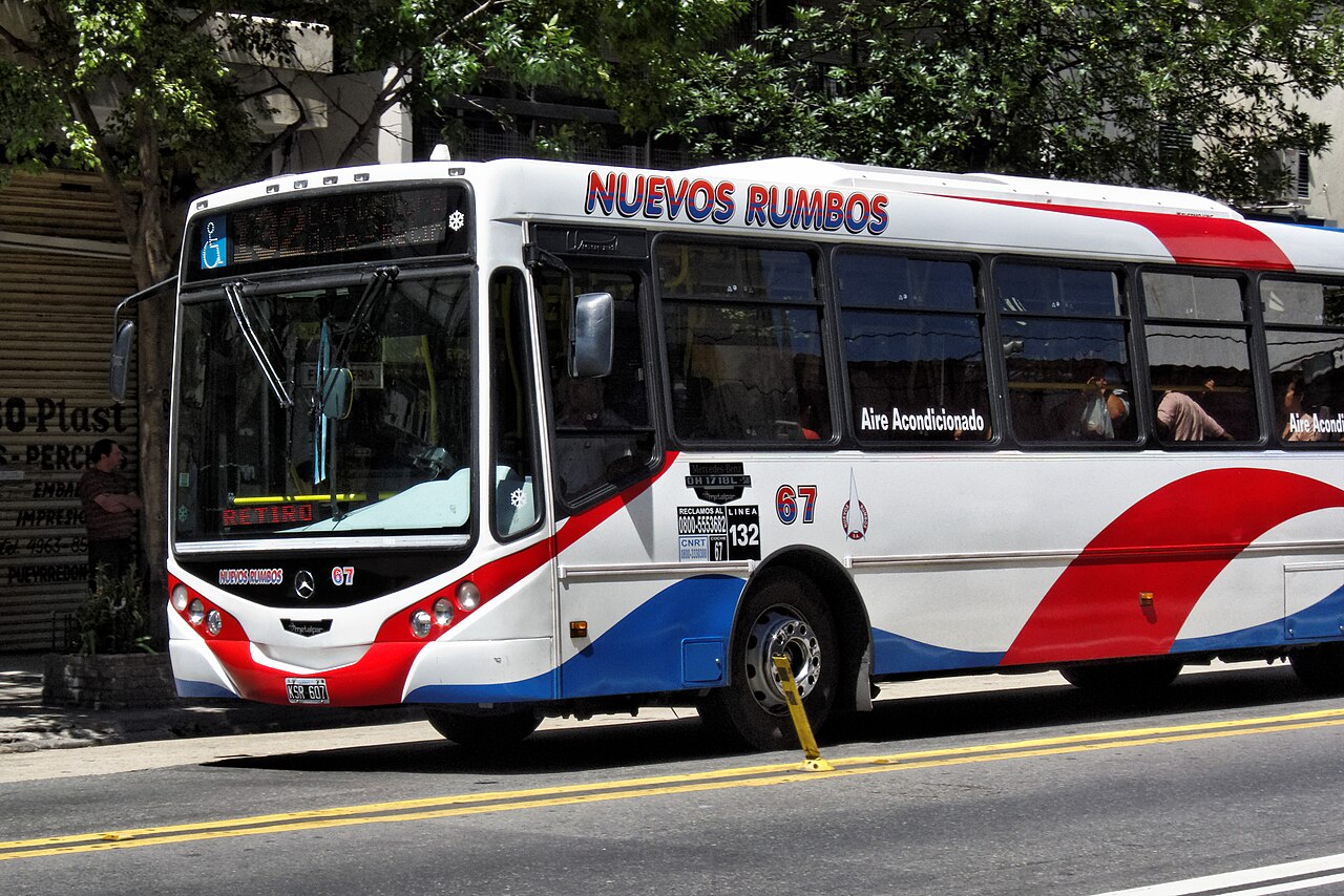 A Buenos Aires colectivo of line 132 with a Metalpar Iguazú body on a rear-engine Mercedes-Benz OH-1718 chassis.