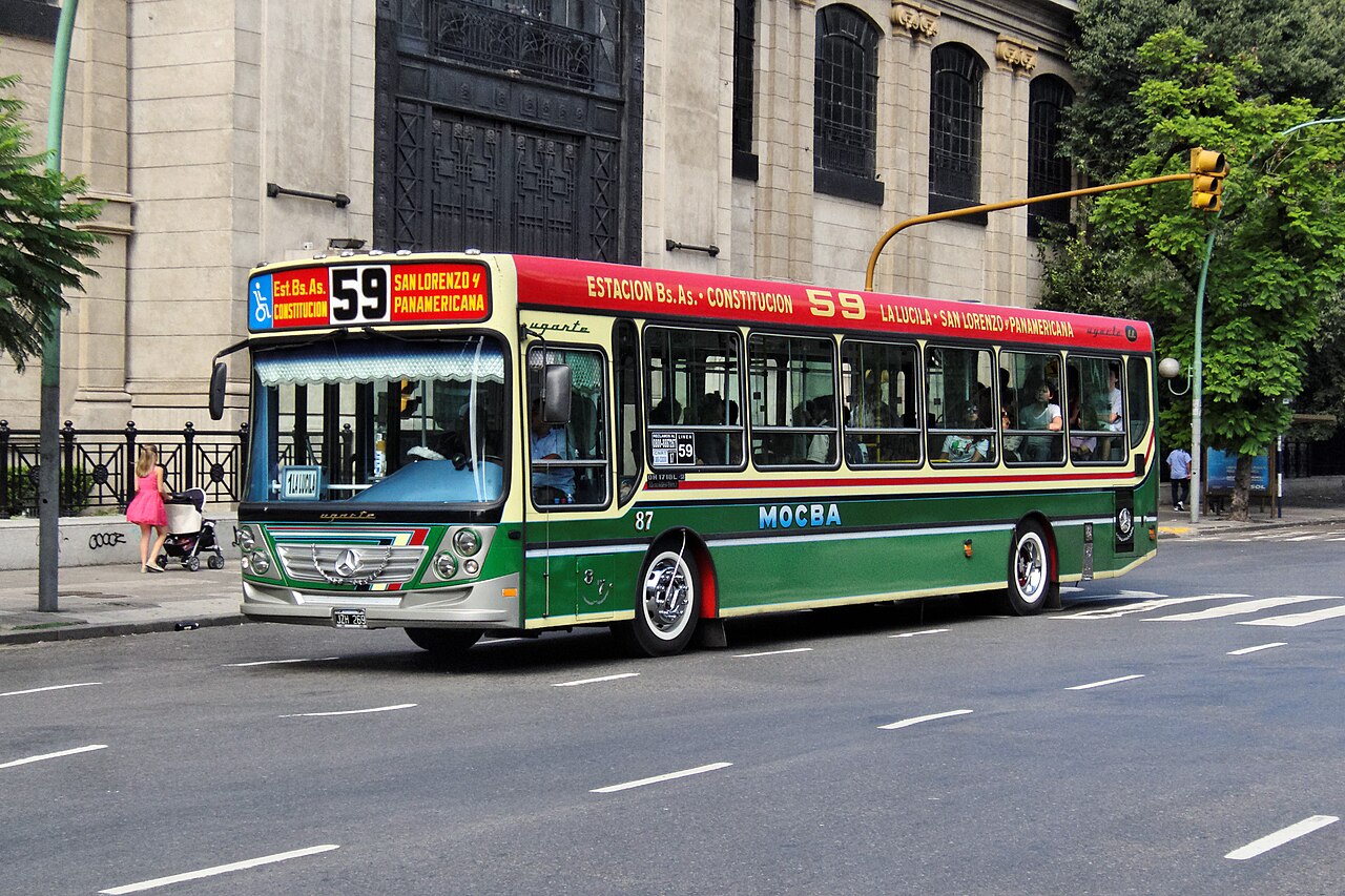 A Buenos Aires colectivo of line 59 with an Ugarte body on a Mercedes-Benz OH-1718 L-SB chassis.