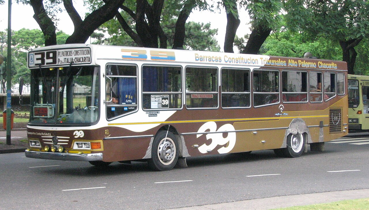 A Buenos Aires colectivo of line 39 with a La Favorita body on a Mercedes-Benz OH-1721 chassis.
