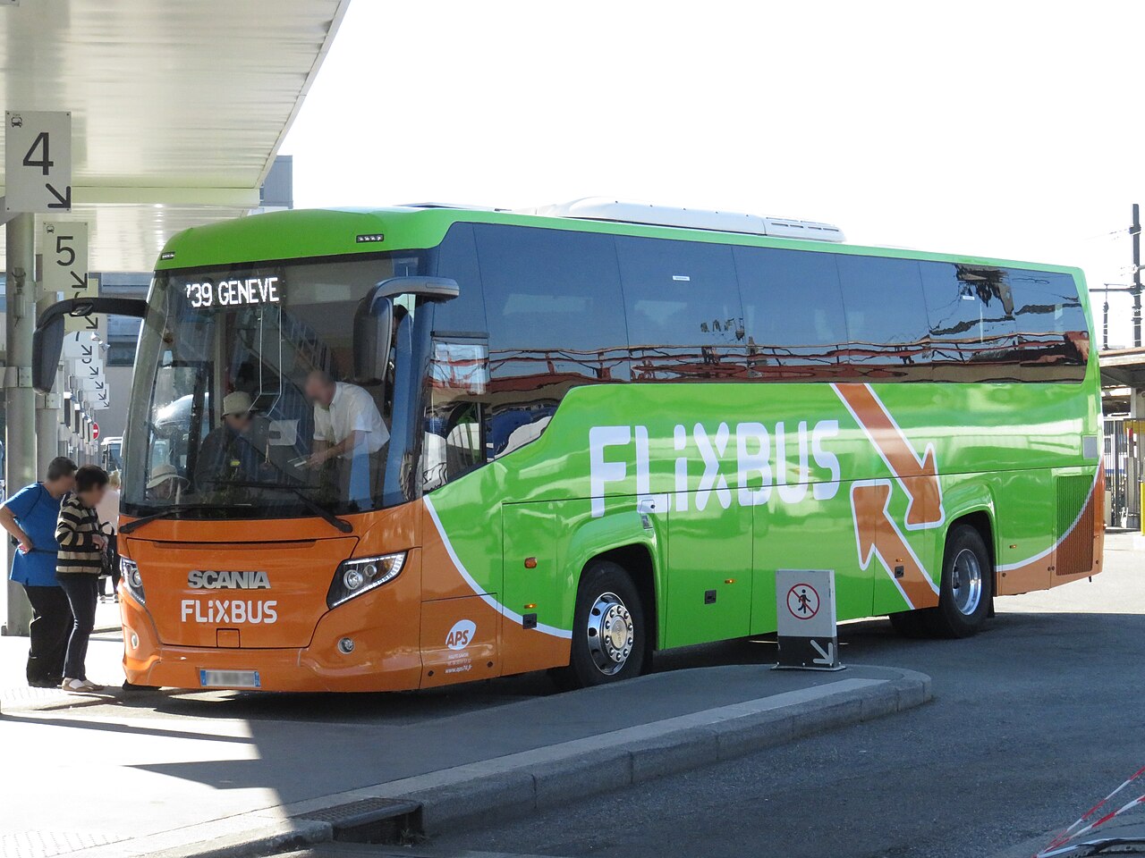 A Scania Higer Touring coach in green FlixBus livery at Annecy, France