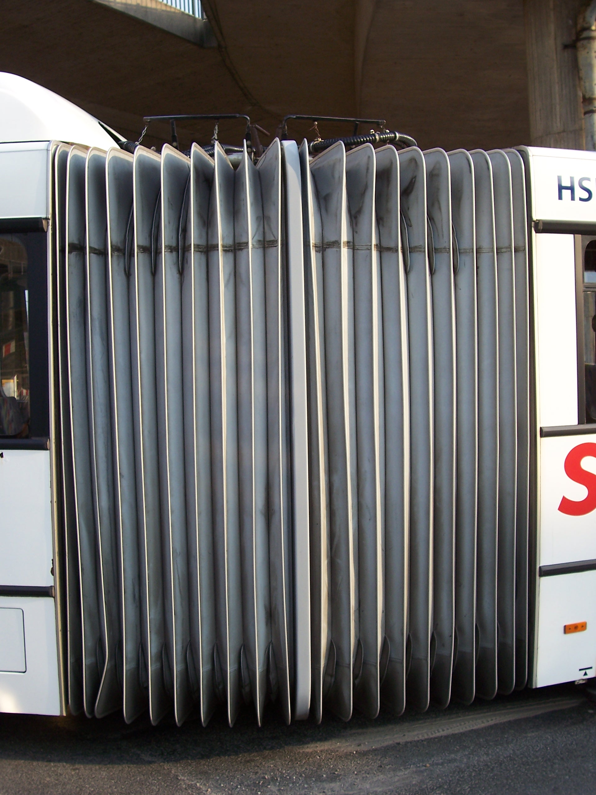 The ribbed accordion bellows and turntable joint connecting the two rigid sections of a Mercedes-Benz O 405 GN2 articulated bus.