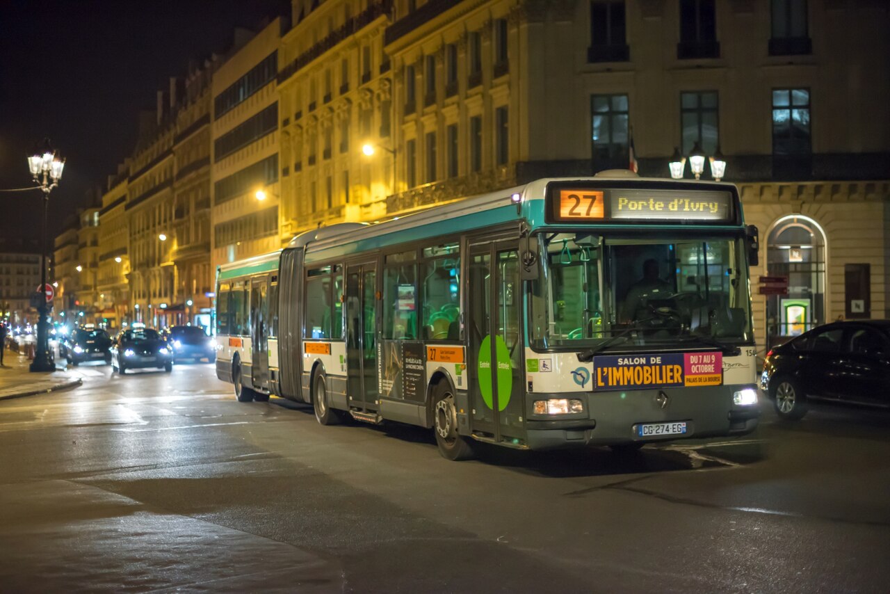 A Renault Agora low-floor city bus in green and white Paris RATP livery on route 27.
