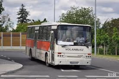 Ikarus Classic C56.42 front view in Proton Bus Simulator with Volánbusz livery on urban street